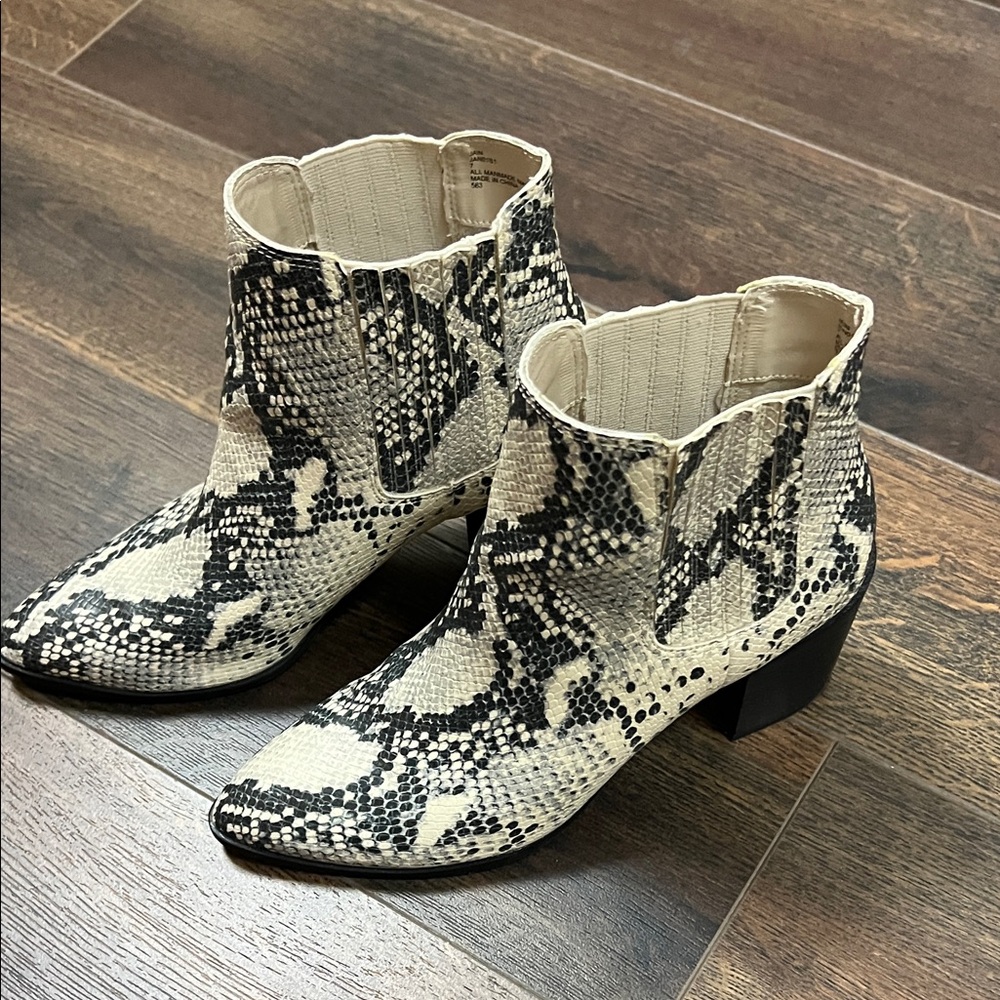 Steve Madden Black and Cream Ankle Booties